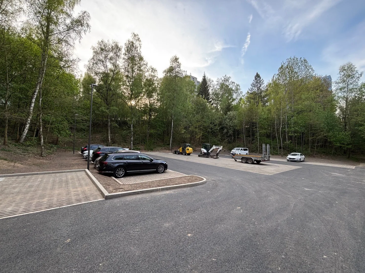 Nové parkoviště na Broumovské je hotové, nabízí 38 parkovacích míst