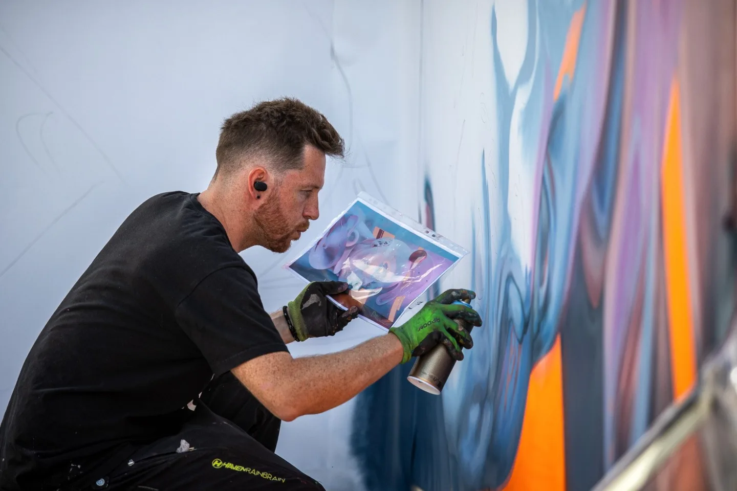 Ilustrační foto autora grafitti při práci.