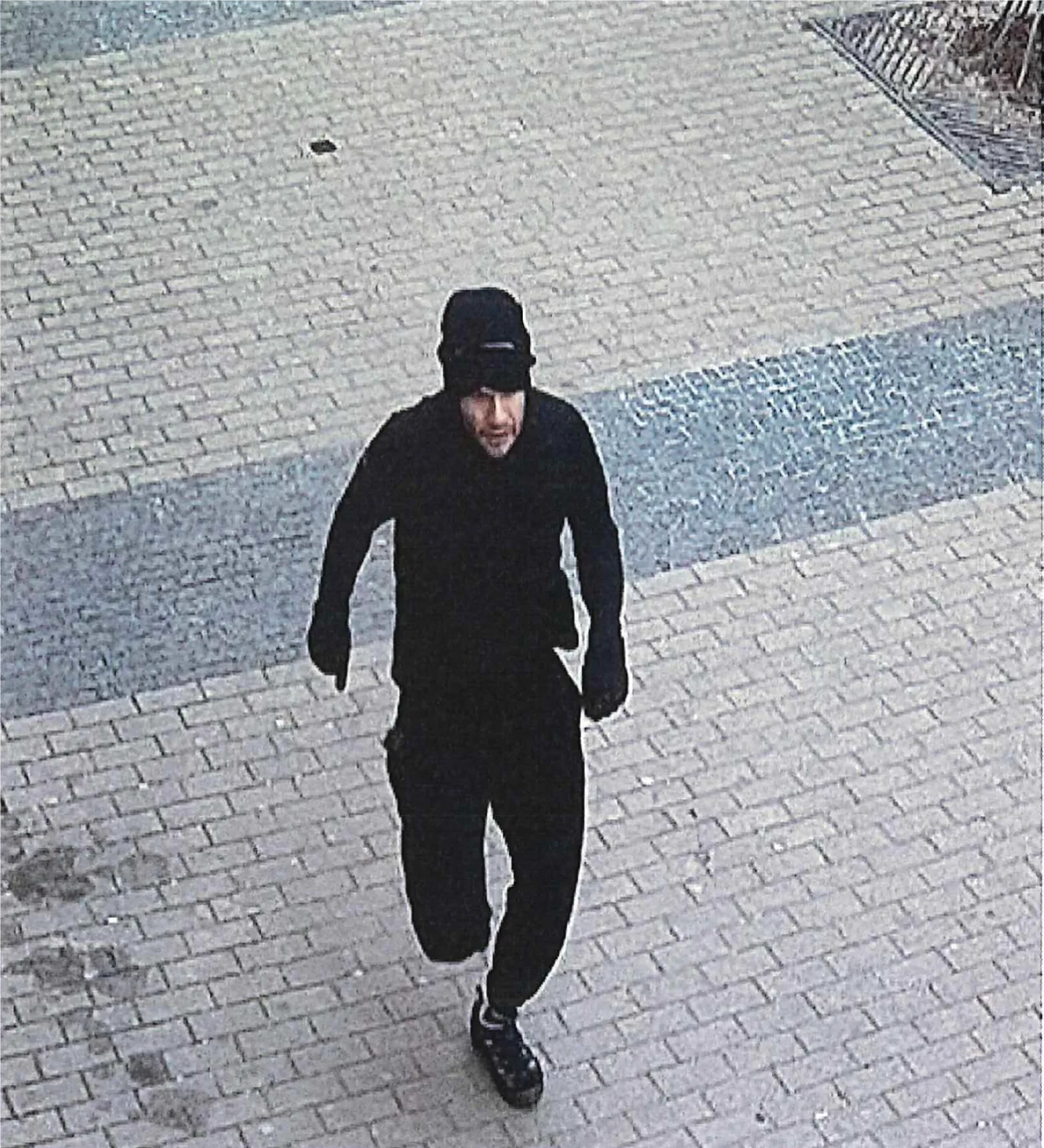 Zloděj ve Foru ukradl pokladnu z trafiky. Na útěku ji ztratil, muže hledá policie