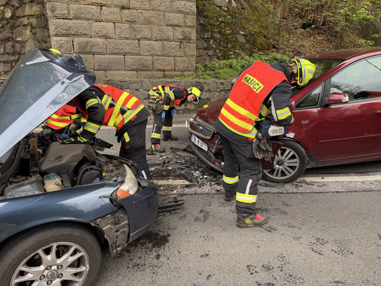 Srážka aut uzavřela silnici mezi Tanvaldem a Velkými Hamry. Dva zranění