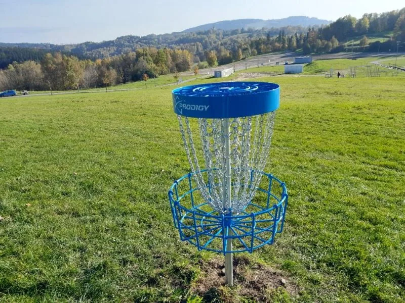 Discgolfové hřiště ve veseckém areálu se rozšířilo. Nově má dvanáct jamek