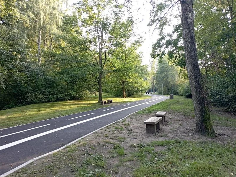 Krádež betonových laviček od cyklostezky. Jedna přitom vážila 175 kilogramů