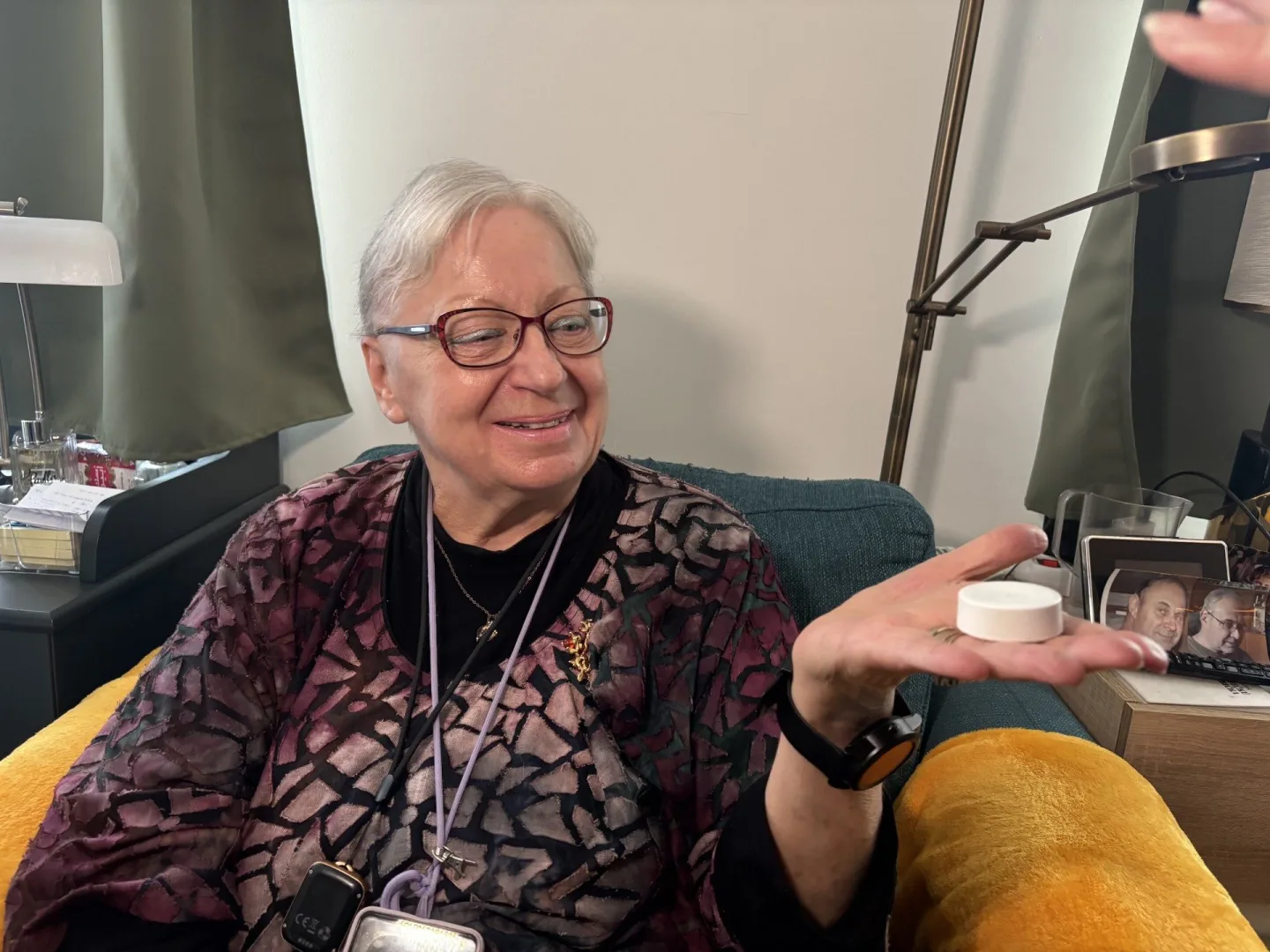Dana Šumová ukazuje ve svém bytě tlačítko SOS a jeden ze senzorů.