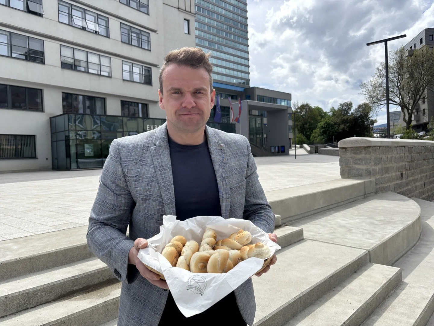 Učňovská houska z Frýdlantu se Regionální potravinou Libereckého kraje stala už podruhé v historii soutěže. Na snímku ředitel školy Miroslav Kudrna.