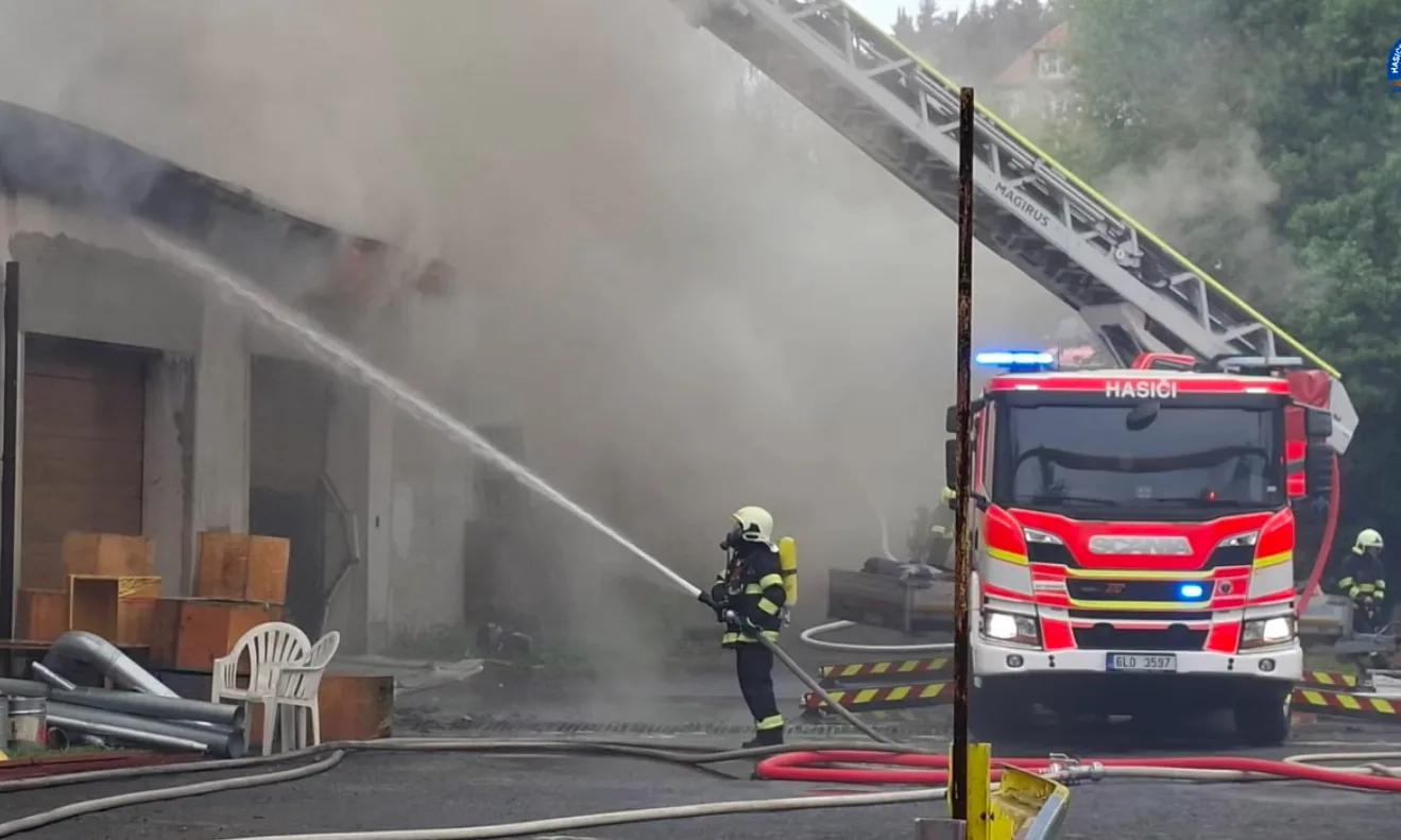Požár pily na Jablonecku. Hasiči vyhlásili druhý stupeň požárního poplachu