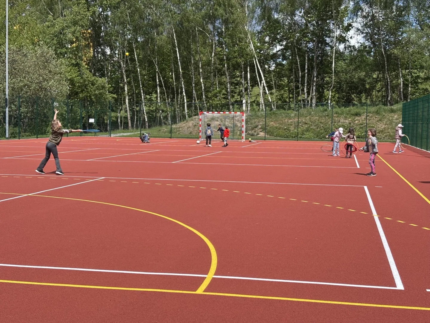 Hřiště u Dobiášovky v novém a moderní. Jedno má jako jediné na světě umělou trávu fialové barvy