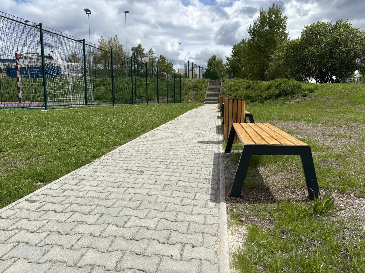Hřiště u Dobiášovky v novém a moderní. Jedno má jako jediné na světě umělou trávu fialové barvy