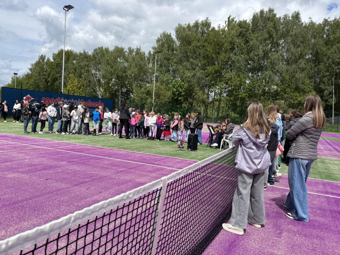 Hřiště u Dobiášovky v novém a moderní. Jedno má jako jediné na světě umělou trávu fialové barvy