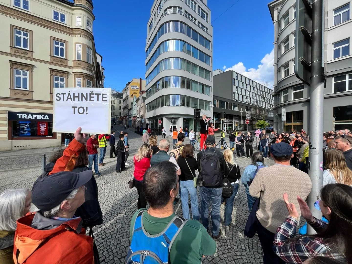 V Liberci se demonstrovalo za média veřejné služby. Do pochodu se zapojily stovky lidí