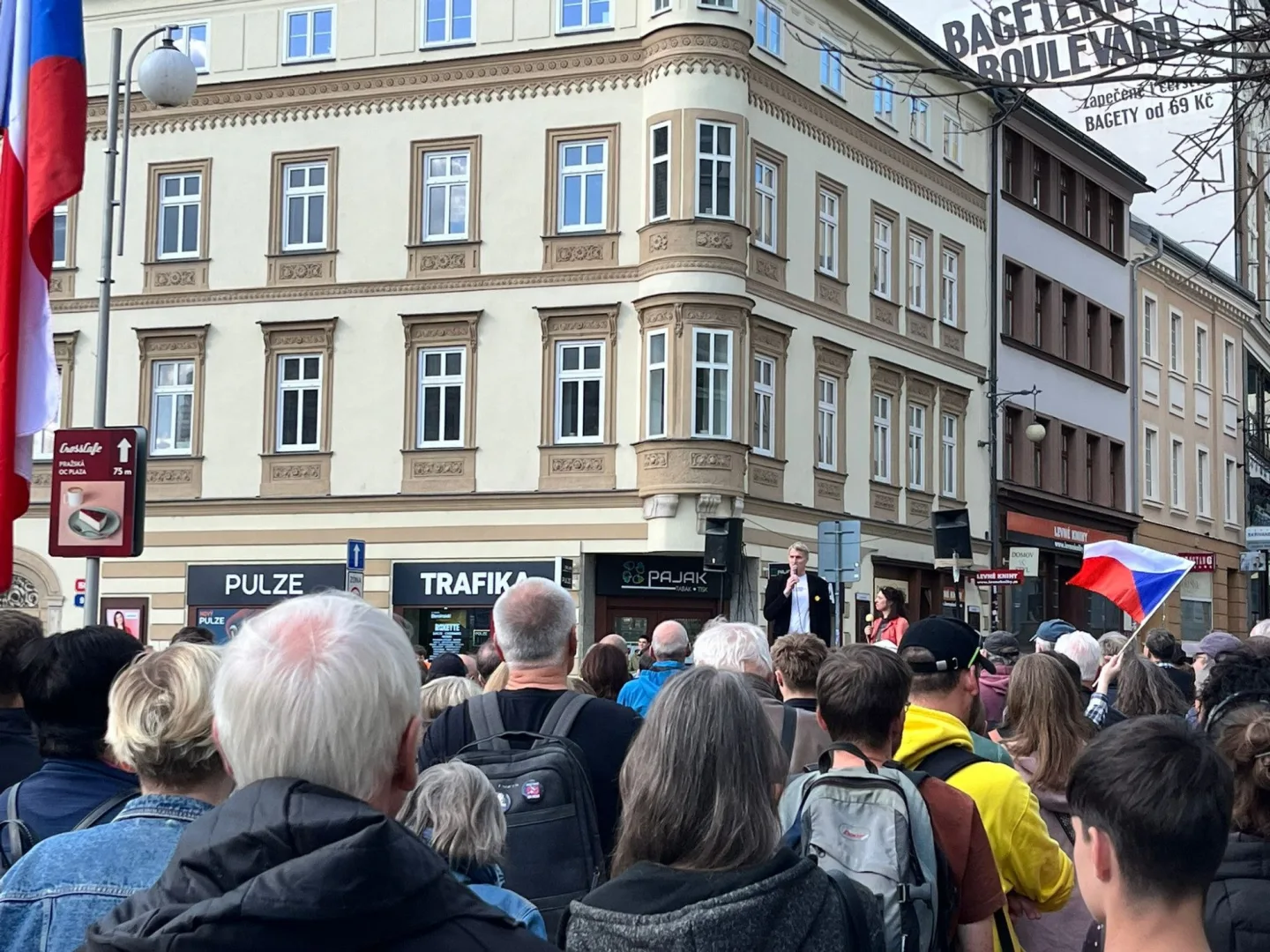 V Liberci se demonstrovalo za média veřejné služby. Do pochodu se zapojily stovky lidí