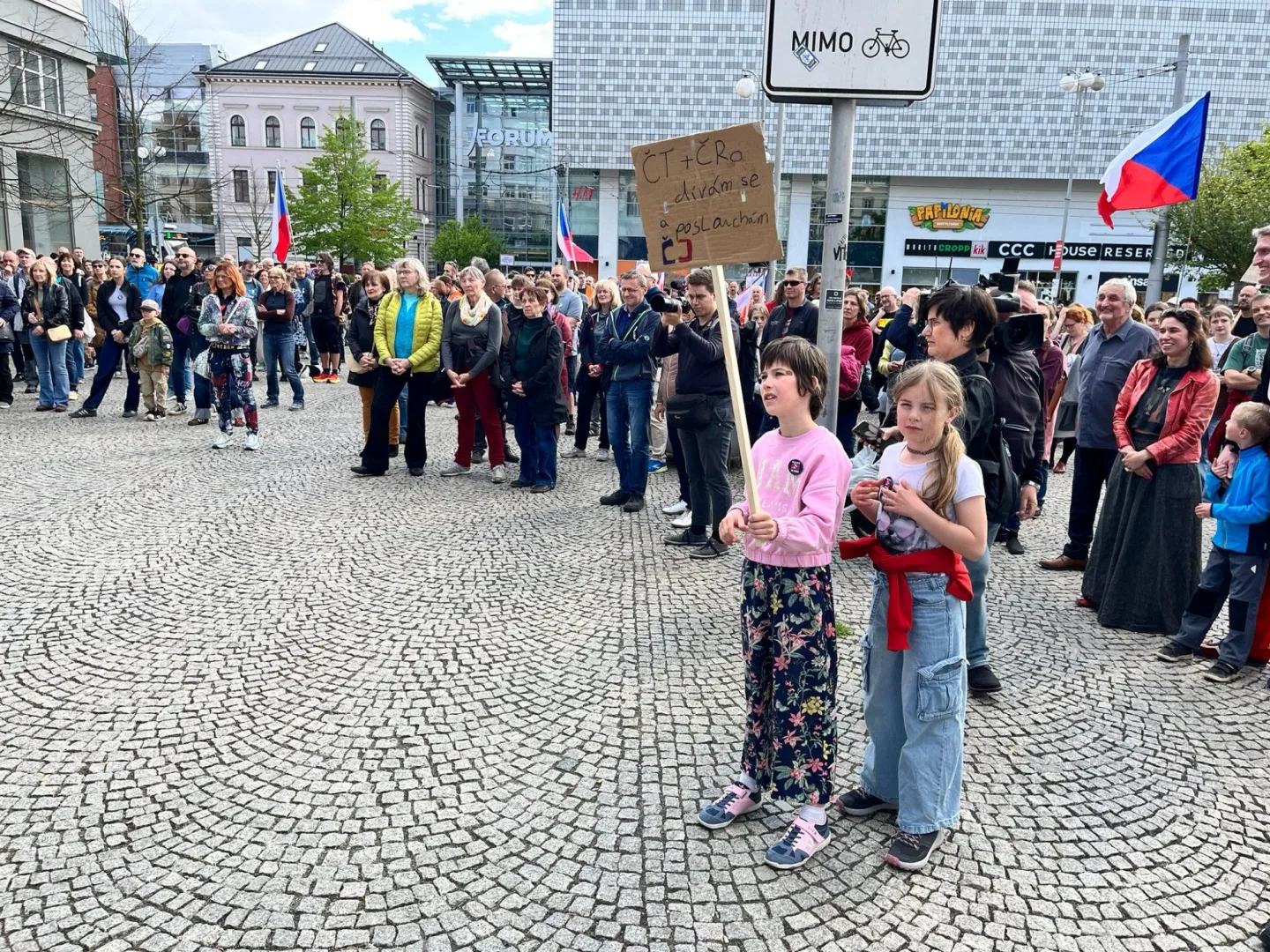 V Liberci se demonstrovalo za média veřejné služby. Do pochodu se zapojily stovky lidí
