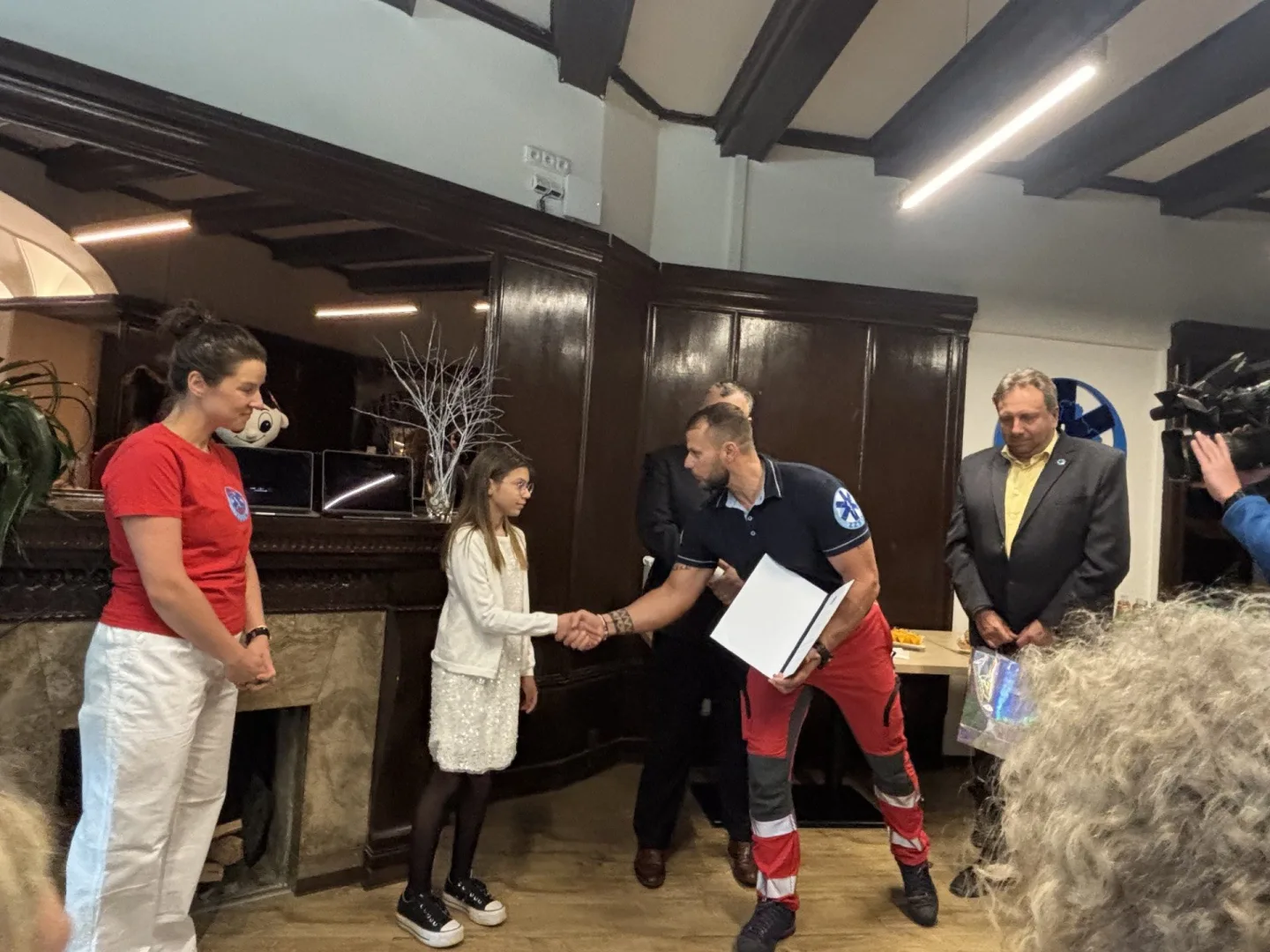 Šlo o život, nezklamala. Terezka díky ukázkovému hovoru s tísňovou linkou zachránila dědečka