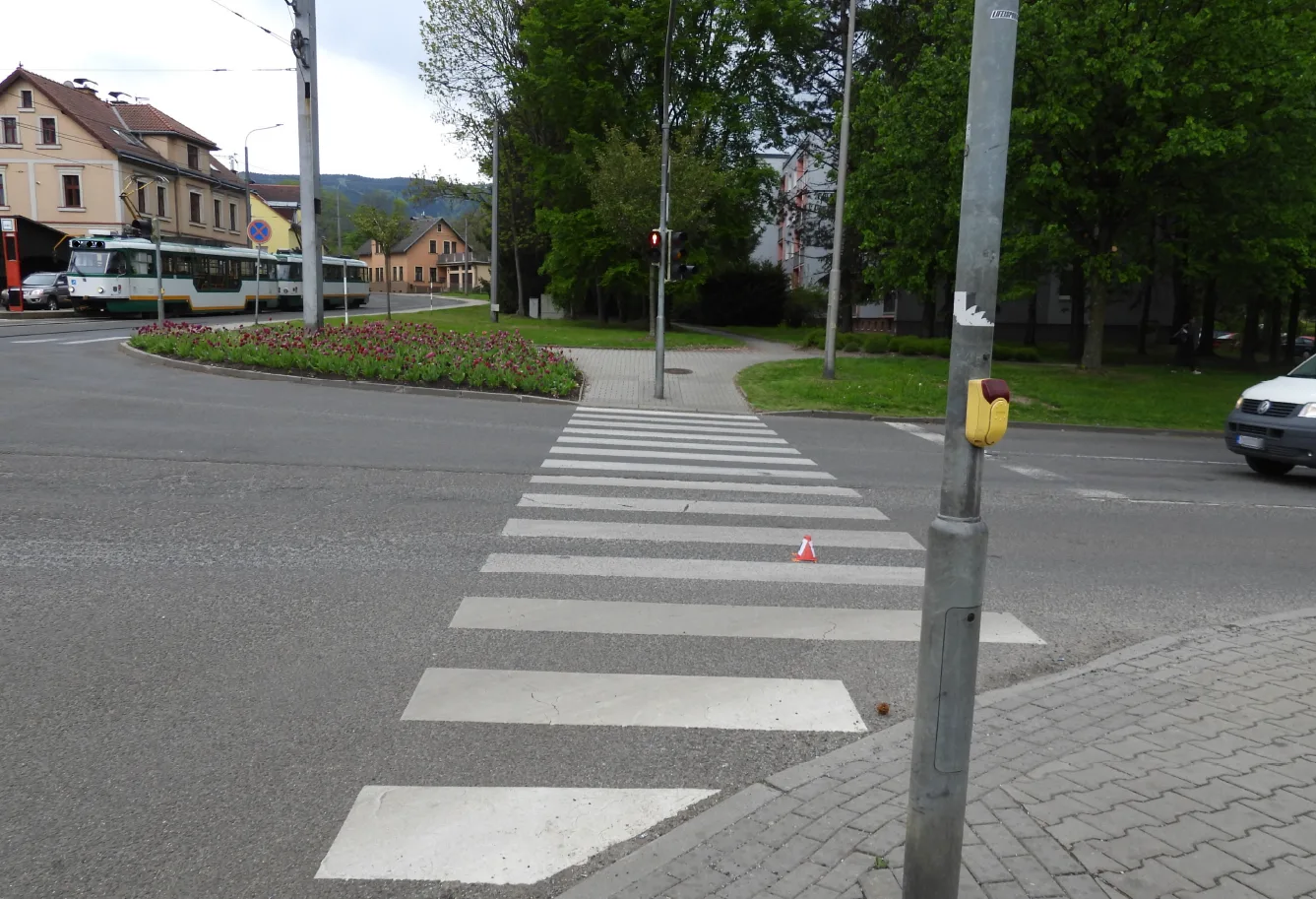 Na přechodu porazil dívenku, z místa pak odjel. Řidiče v tmavém kombi teď hledá liberecká policie