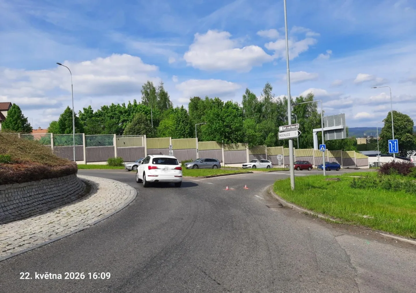 Nehoda na kruhovém objezdu v Liberci. Řidič srazil cyklistu a ujel