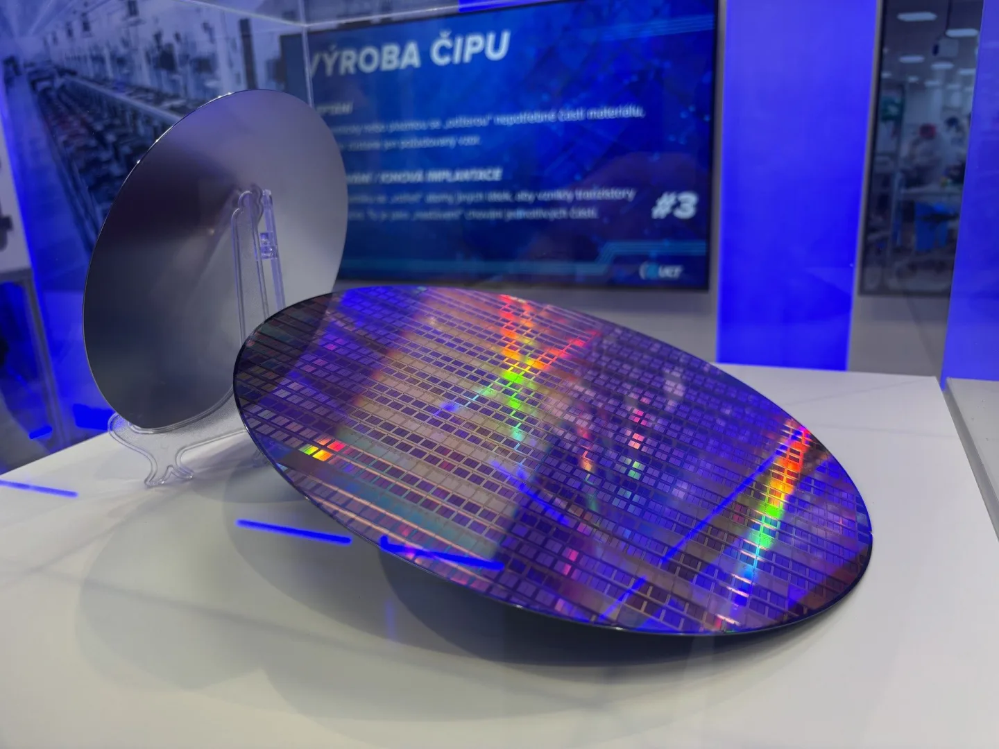 Dnešní svět bez nich nefunguje. Unikátní expozice mikroelektroniky v Liberci ukazuje výrobu čipů