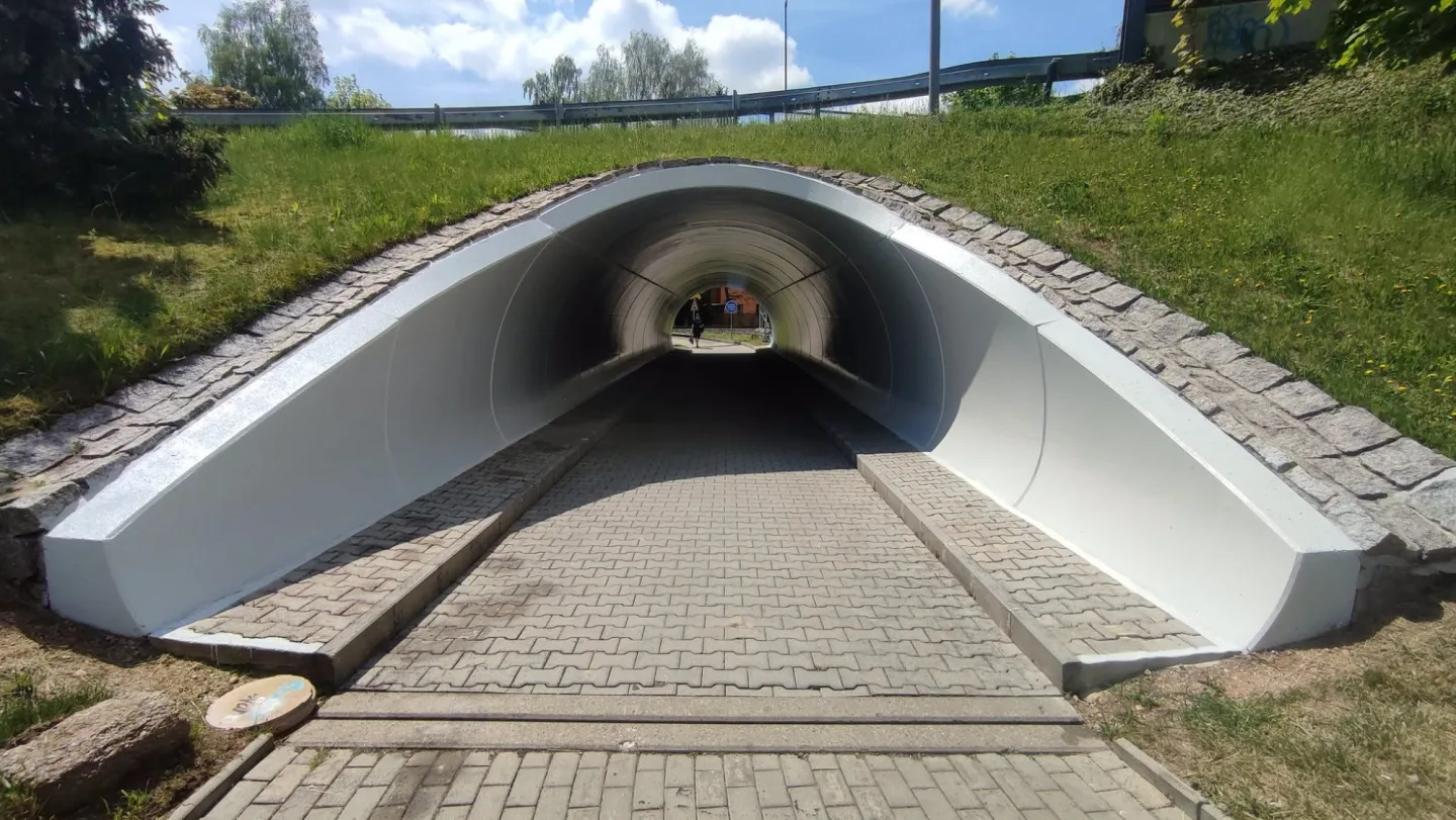 Liberec dal do kupy podchod ve Vesecké ulici. Zmizely graffiti, je vymalovaný, světla fungují