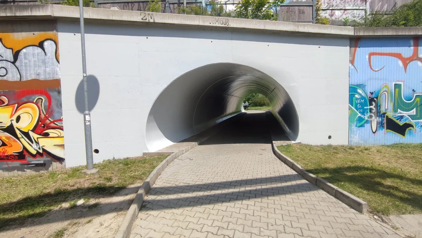 Liberec dal do kupy podchod ve Vesecké ulici. Zmizely graffiti, je vymalovaný, světla fungují