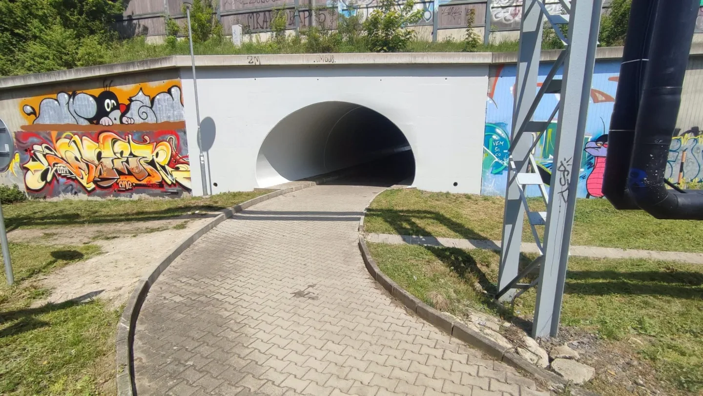 Liberec dal do kupy podchod ve Vesecké ulici. Zmizely graffiti, je vymalovaný, světla fungují