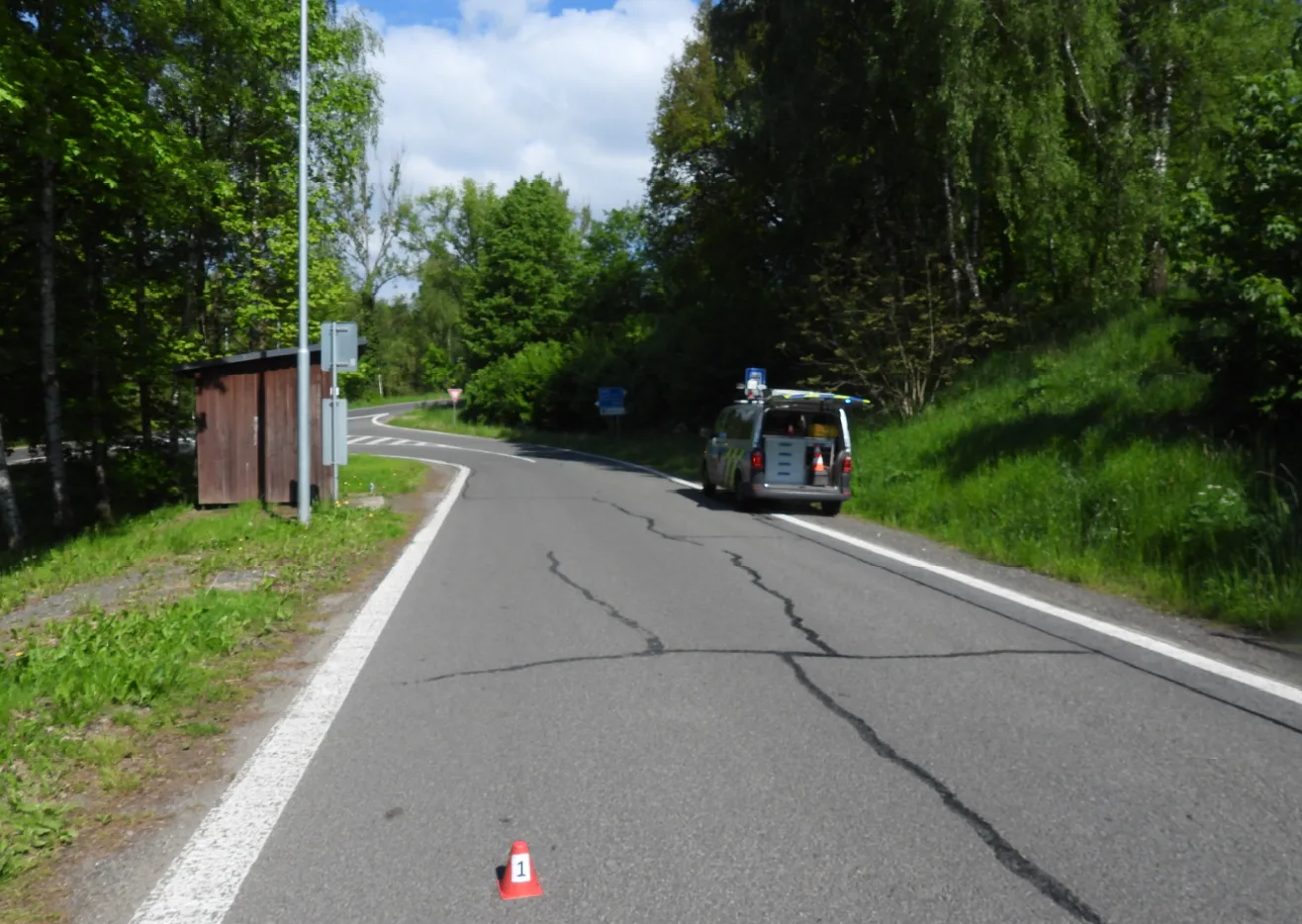 Řidič se v pátek hodinu před půlnocí v Jeřmanicích střetl s chodcem a ujel. Pátrá po něm policie