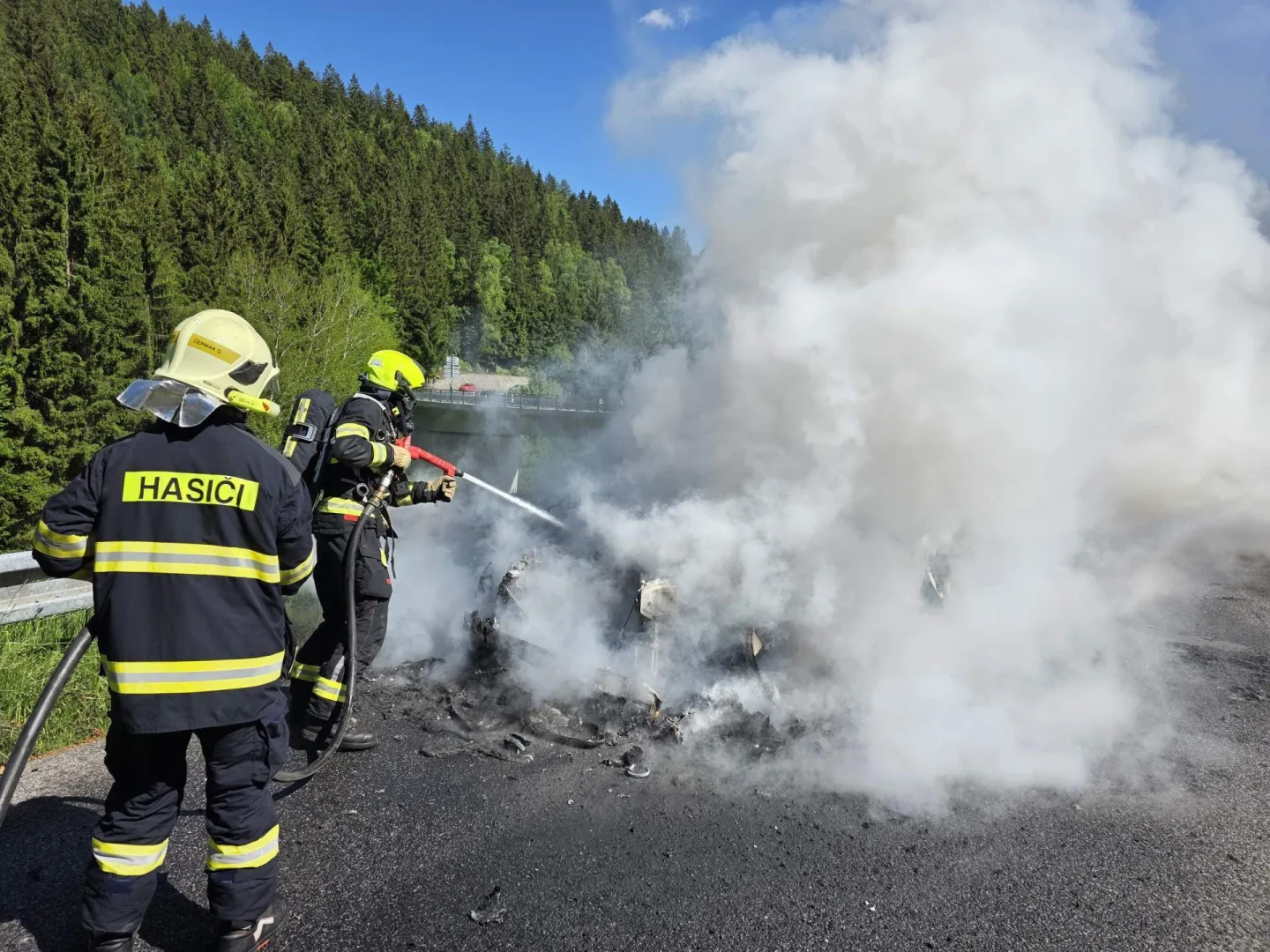 V Kořenově u křižovatky se silnicí I/10 shořelo auto. Řidič se zranil