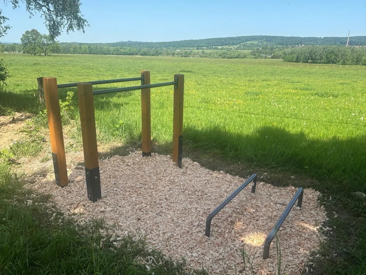 Starou poutní cestu v Novém Městě pod Smrkem nově doplňují fitness prvky, vznikla Fit stezka