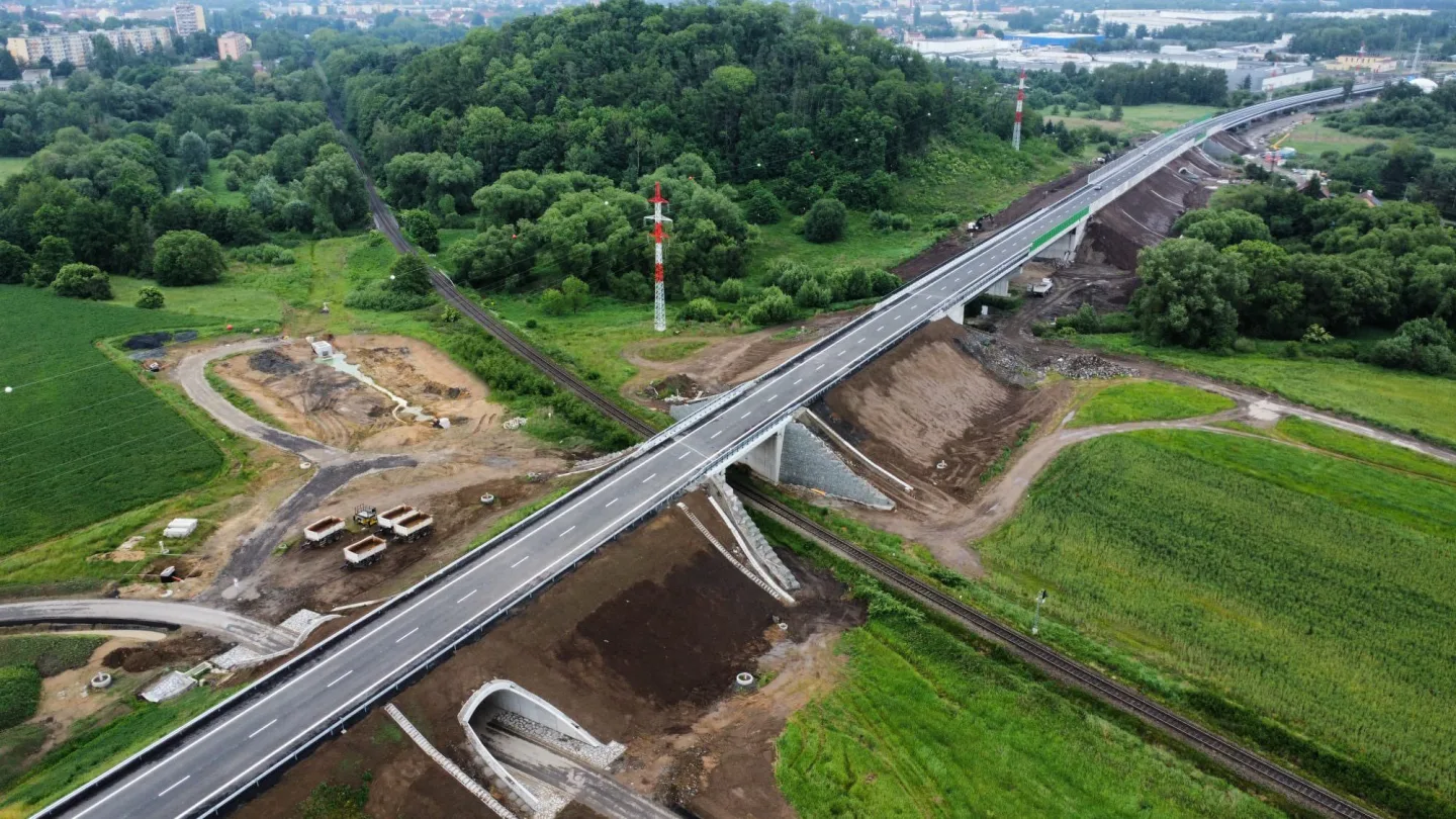 Střední část obchvatu České Lípy je hotová, z města odvede část tranzitní dopravy
