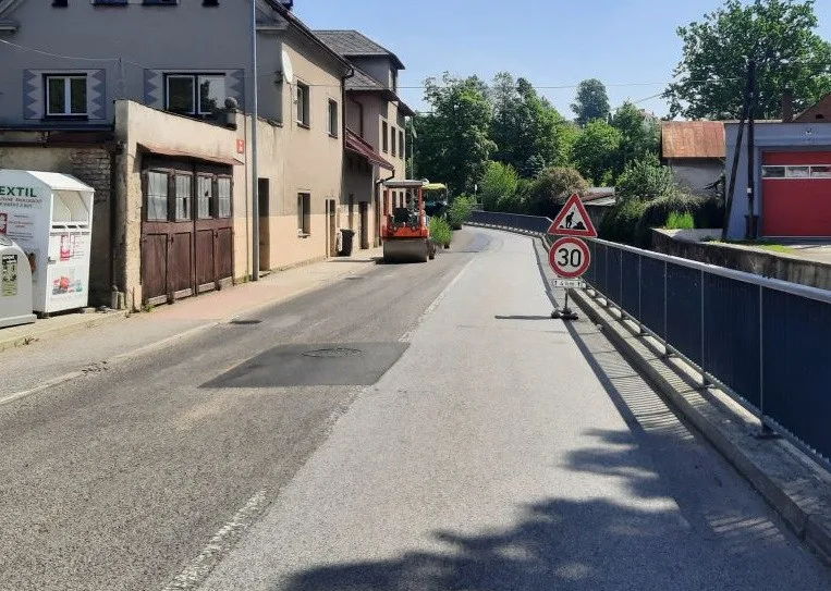 Řídil dopravu na opravované silnici, zavadil o něj náklaďák. Policie hledá svědky nehody