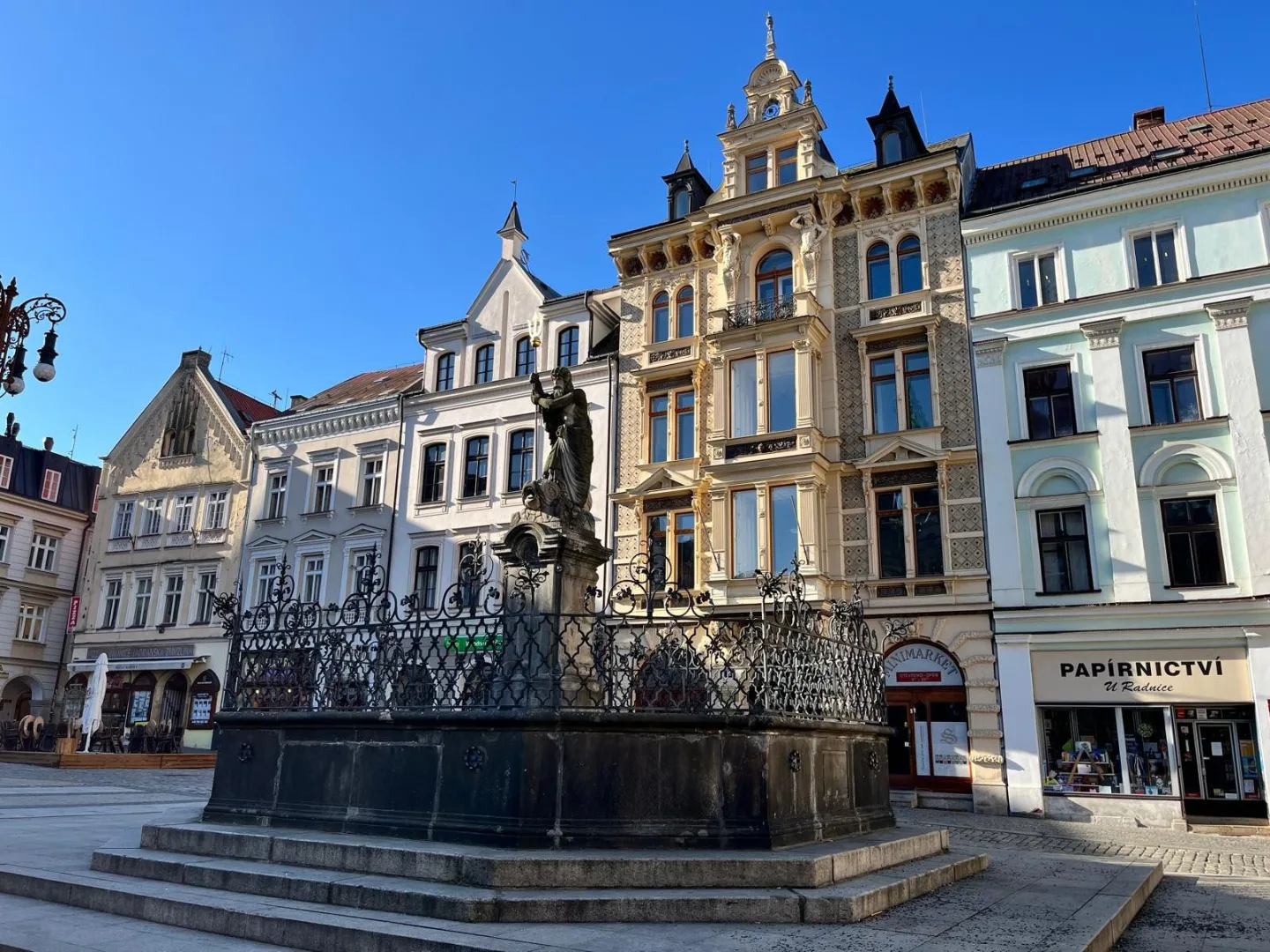 Komunitní večeře na Benešáku. Náměstí se promění v obývací pokoj