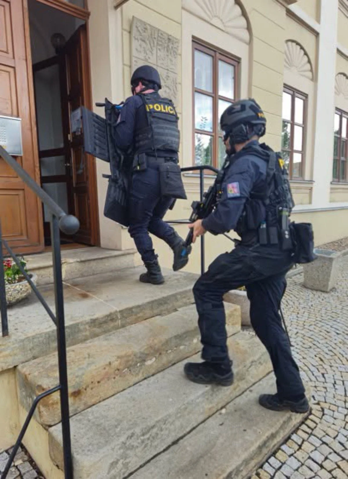 Mladistvý lupič napadal v České Lípě ženy a mlátil je pěstí do obličeje. Dnes putoval do vazby
