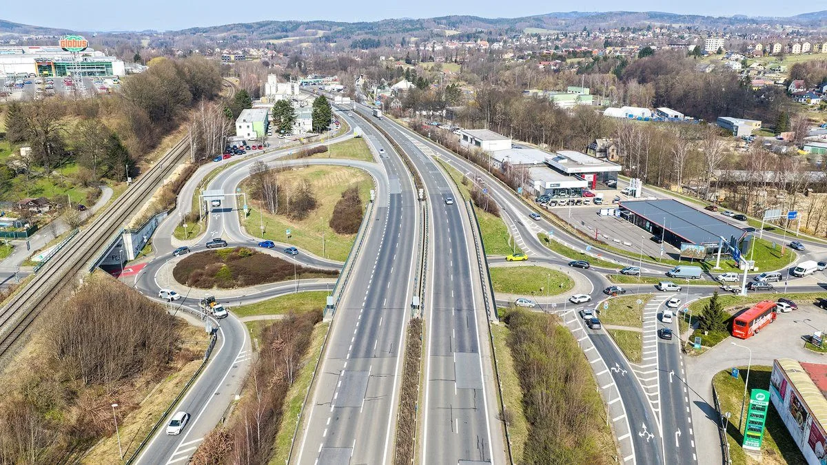 Odložte plánovanou uzavírku libereckého „sněhuláka“ nebo nastane dopravní kolaps, vyzývá kraj ŘSD