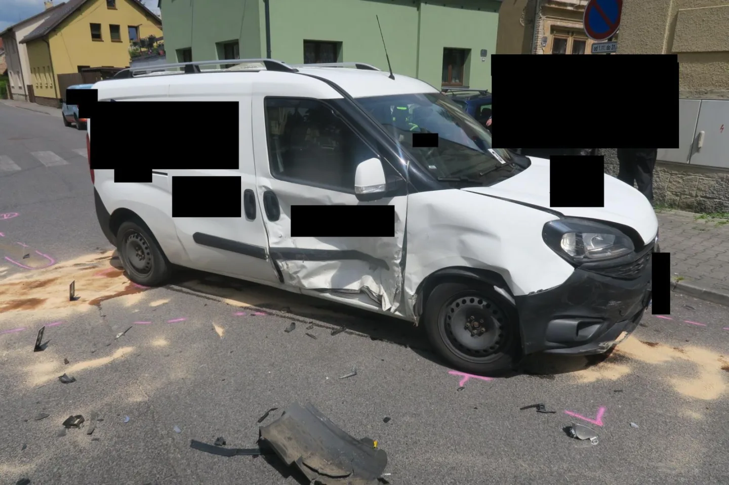 Srážka na křižovatce v Jablonci. Řidič nedal přednost, řidička skončila v nemocnici