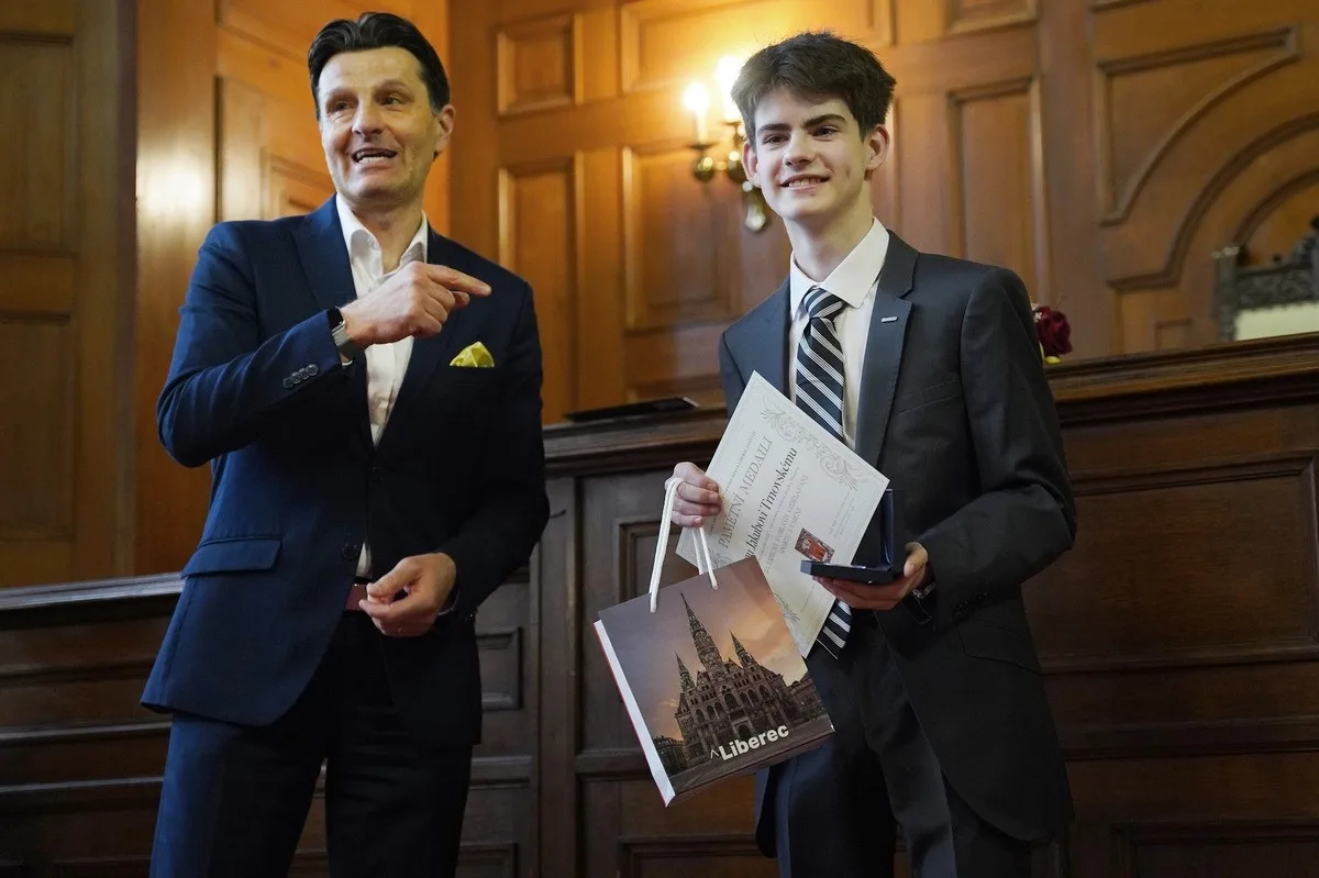Radnice ocenila pedagogy a školáky. Dostali pamětní medaile