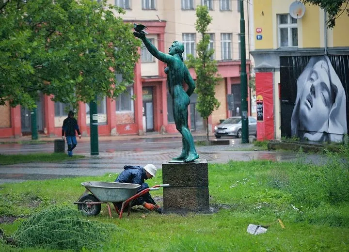 Dívka s holubicí před libereckým nádražím je kulturní památkou