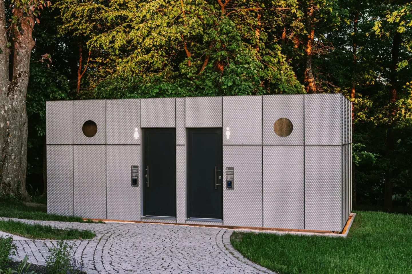 Novinka v lesoparku ve Vratislavicích nad Nisou – veřejné toalety