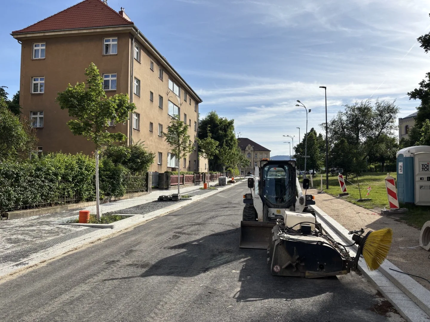 Rekonstrukce Vítězné finišuje, kvůli pokládce finálního asfaltu je znovu pro dopravu uzavřena