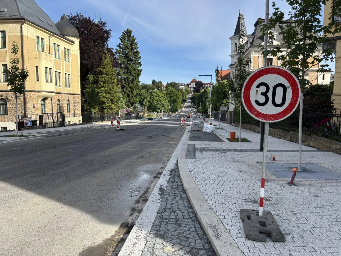 Rekonstrukce Vítězné finišuje, kvůli pokládce finálního asfaltu je znovu pro dopravu uzavřena