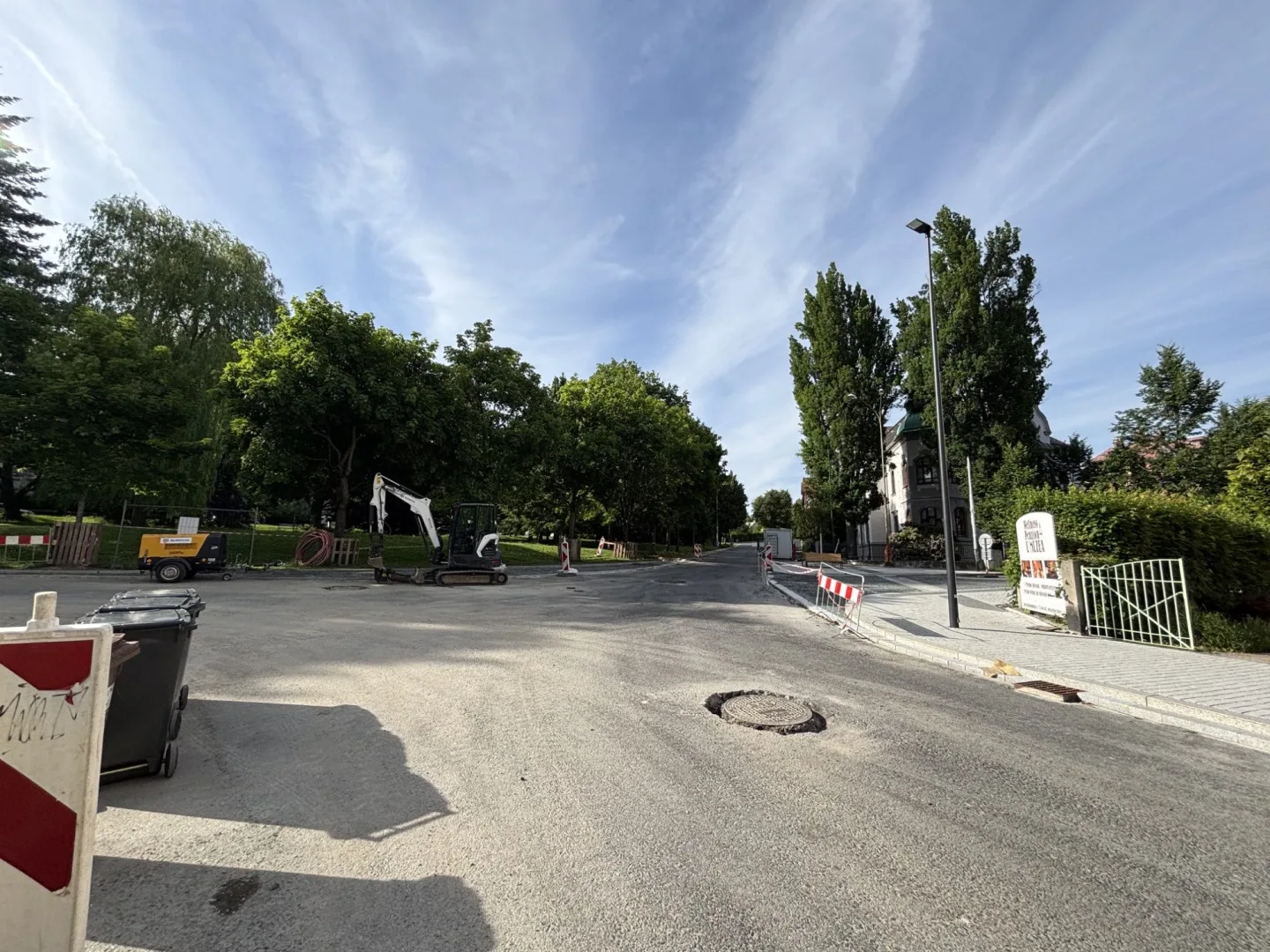 Rekonstrukce Vítězné finišuje, kvůli pokládce finálního asfaltu je znovu pro dopravu uzavřena