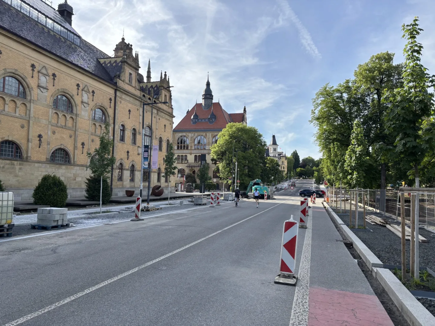 Rekonstrukce Vítězné finišuje, kvůli pokládce finálního asfaltu je znovu pro dopravu uzavřena