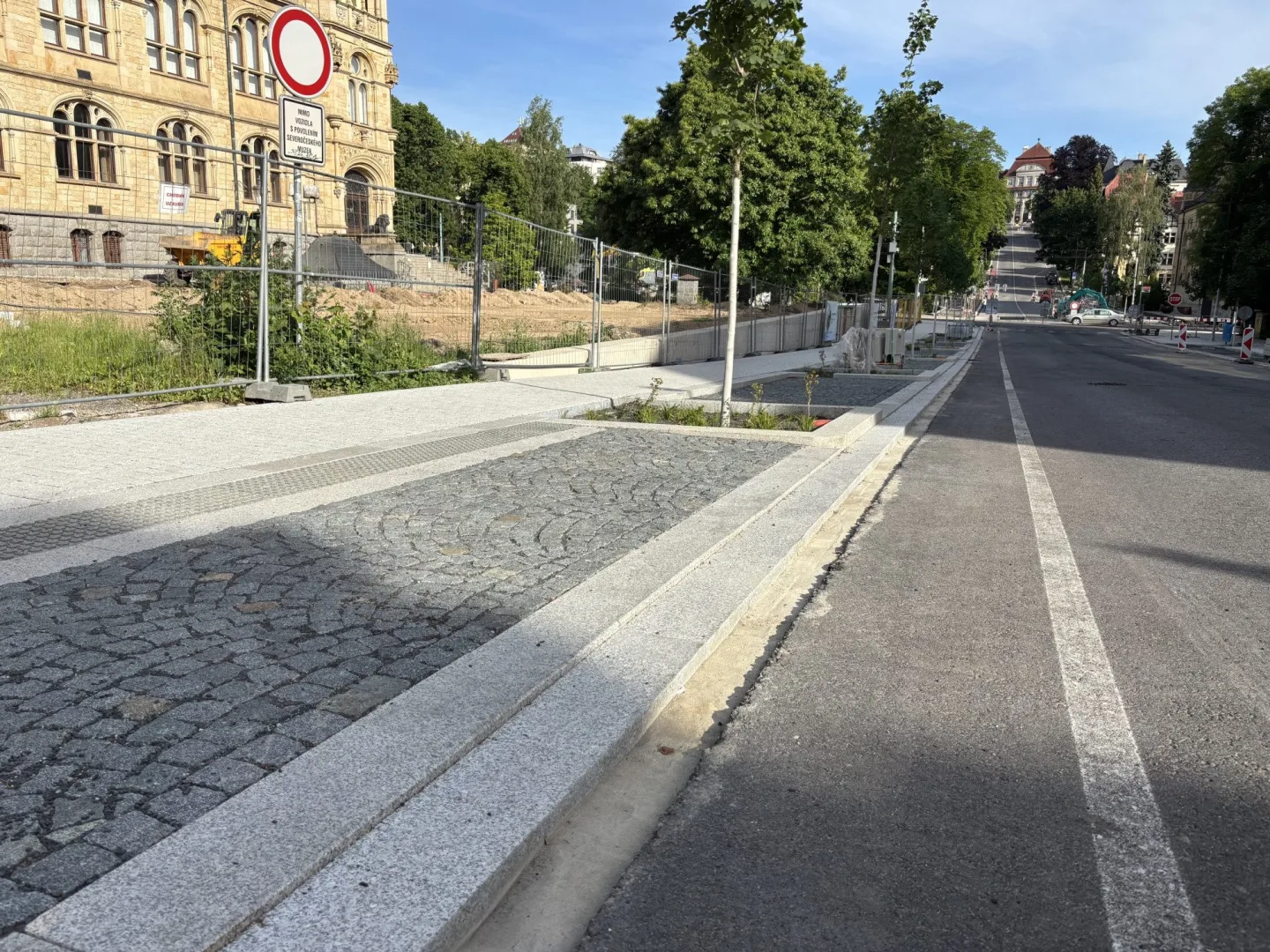 Rekonstrukce Vítězné finišuje, kvůli pokládce finálního asfaltu je znovu pro dopravu uzavřena