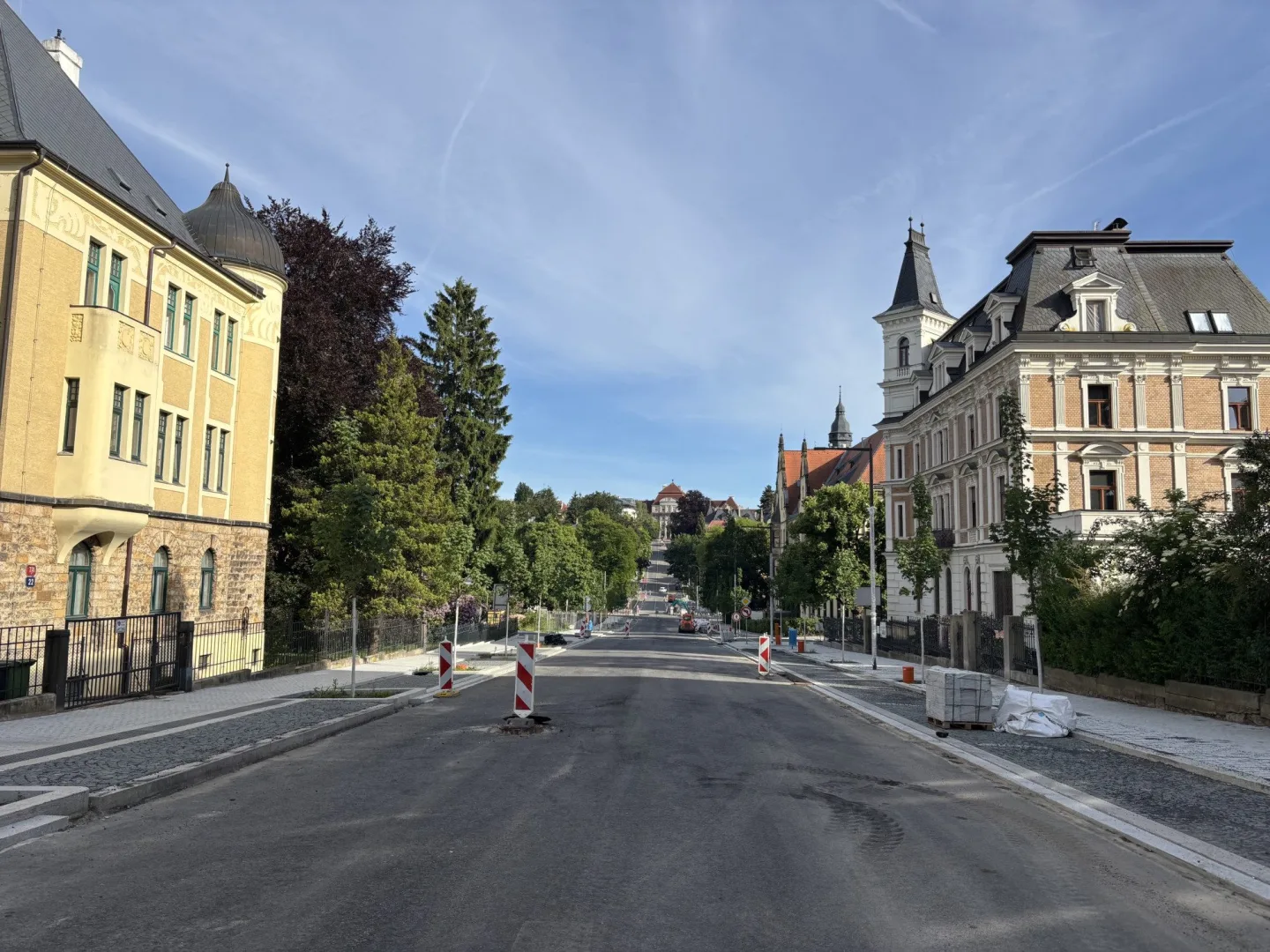 Rekonstrukce Vítězné finišuje, kvůli pokládce finálního asfaltu je znovu pro dopravu uzavřena
