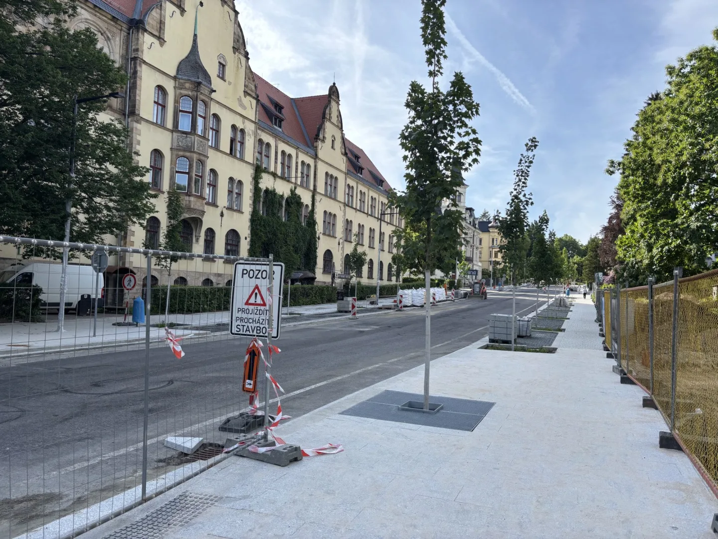 Rekonstrukce Vítězné finišuje, kvůli pokládce finálního asfaltu je znovu pro dopravu uzavřena