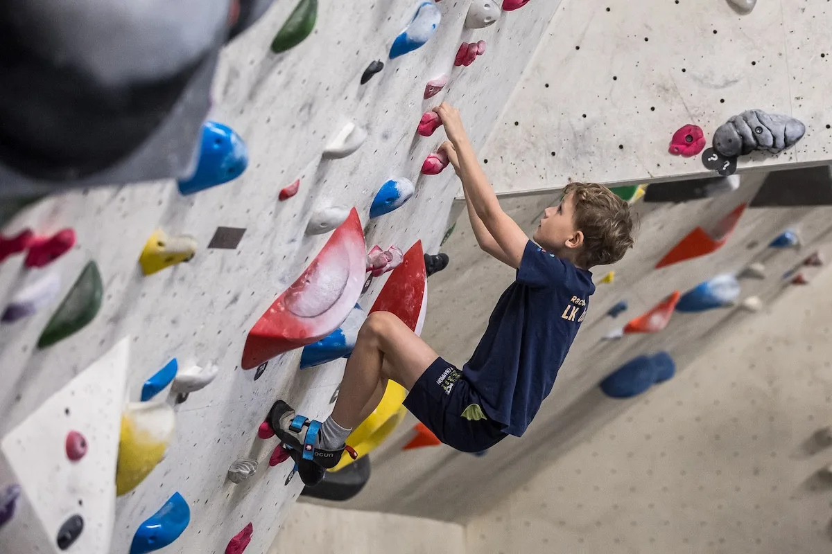 Lezení není jen sport. Racoons LK Boulder zve na náborový den nových členů.