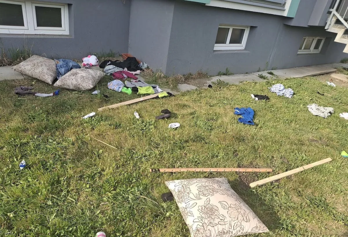 Z okna paneláku ve čtvrtém patře létaly věci. Házelo je malé dítě
