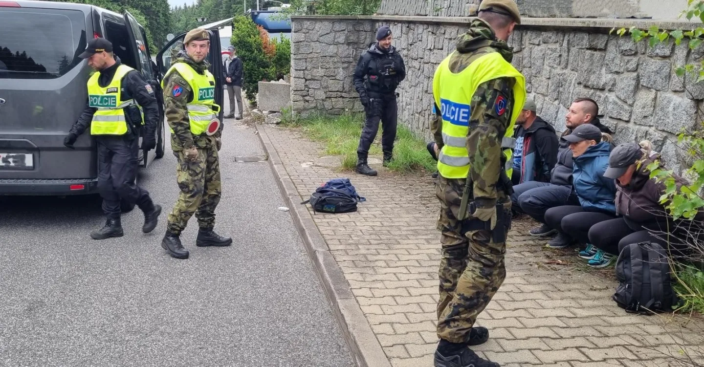 Migranti v dodávce, utíkající řidič. Policisté s vojáky cvičili na přechodu v Harrachově