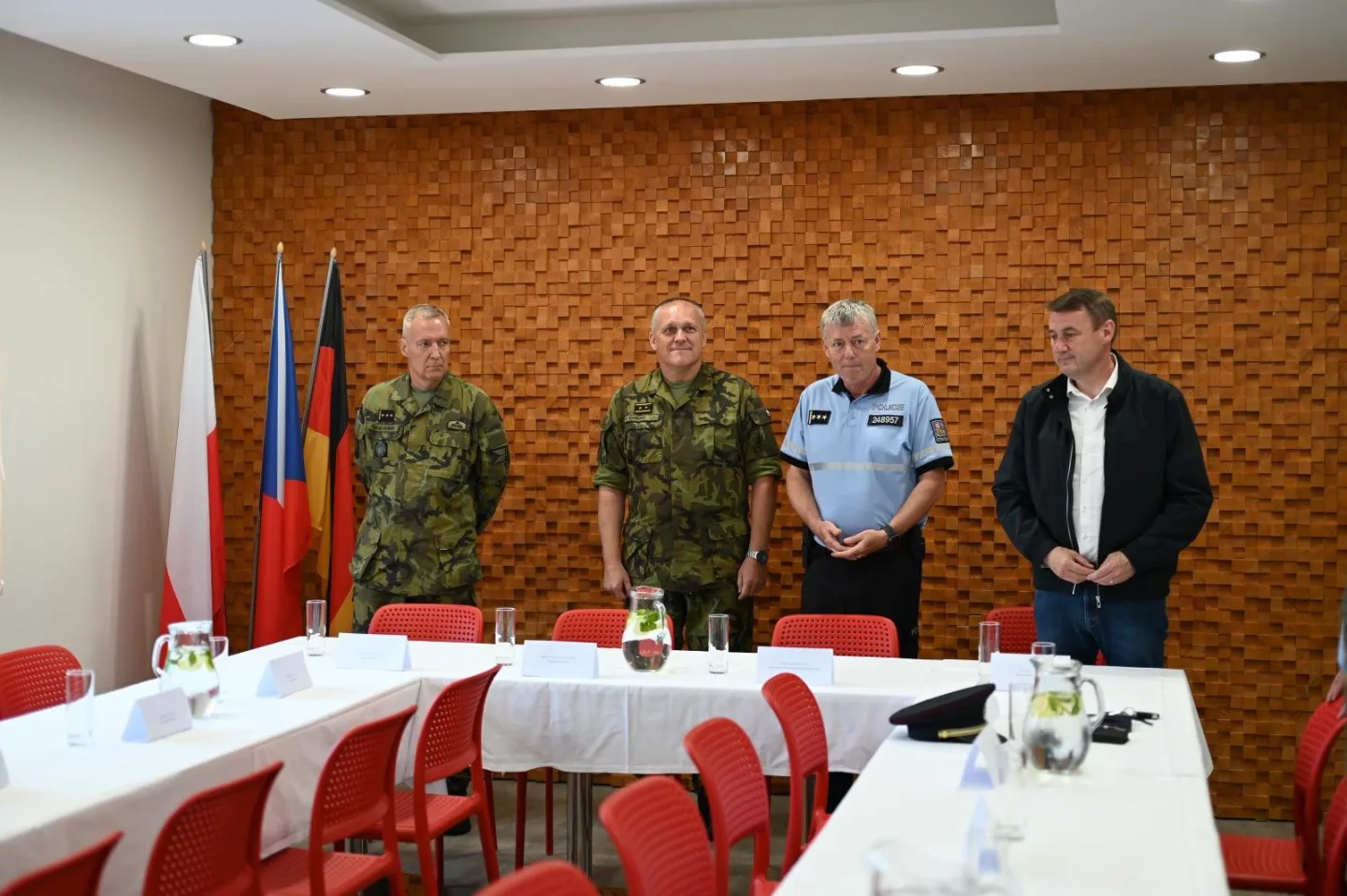 Migranti v dodávce, utíkající řidič. Policisté s vojáky cvičili na přechodu v Harrachově