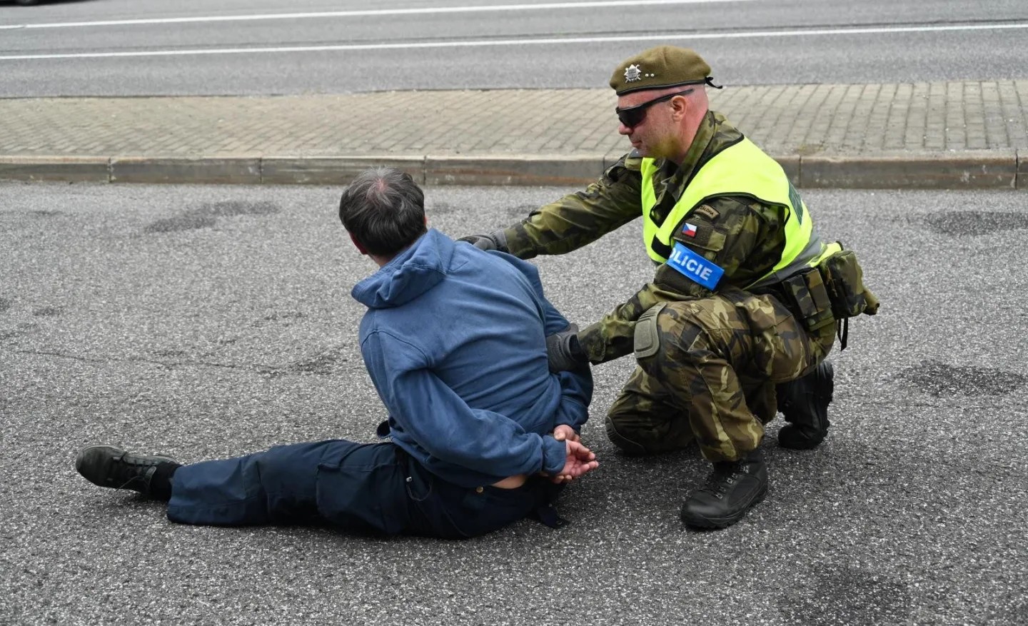 Migranti v dodávce, utíkající řidič. Policisté s vojáky cvičili na přechodu v Harrachově