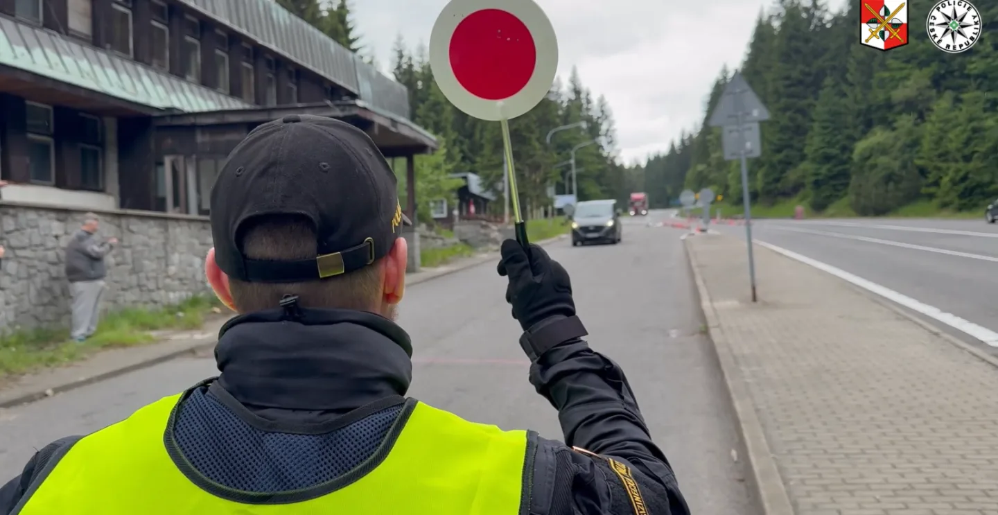 Migranti v dodávce, utíkající řidič. Policisté s vojáky cvičili na přechodu v Harrachově