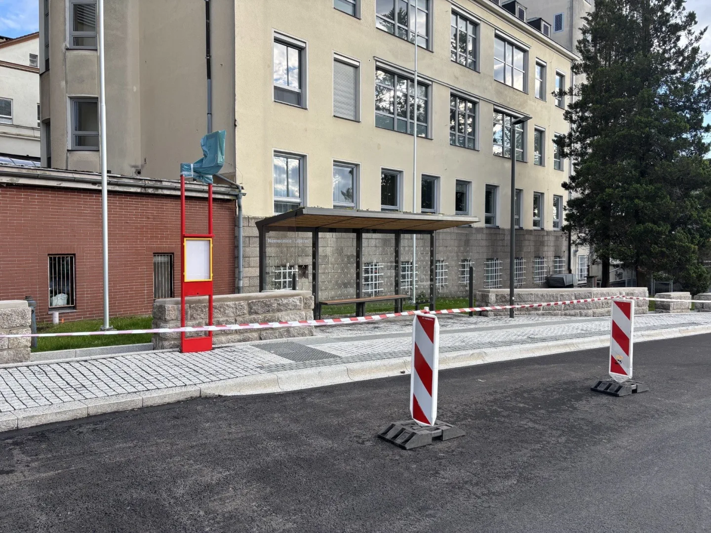 Autobusová zastávka u nemocnice stále neslouží cestujícím. Čeká se na kolaudaci