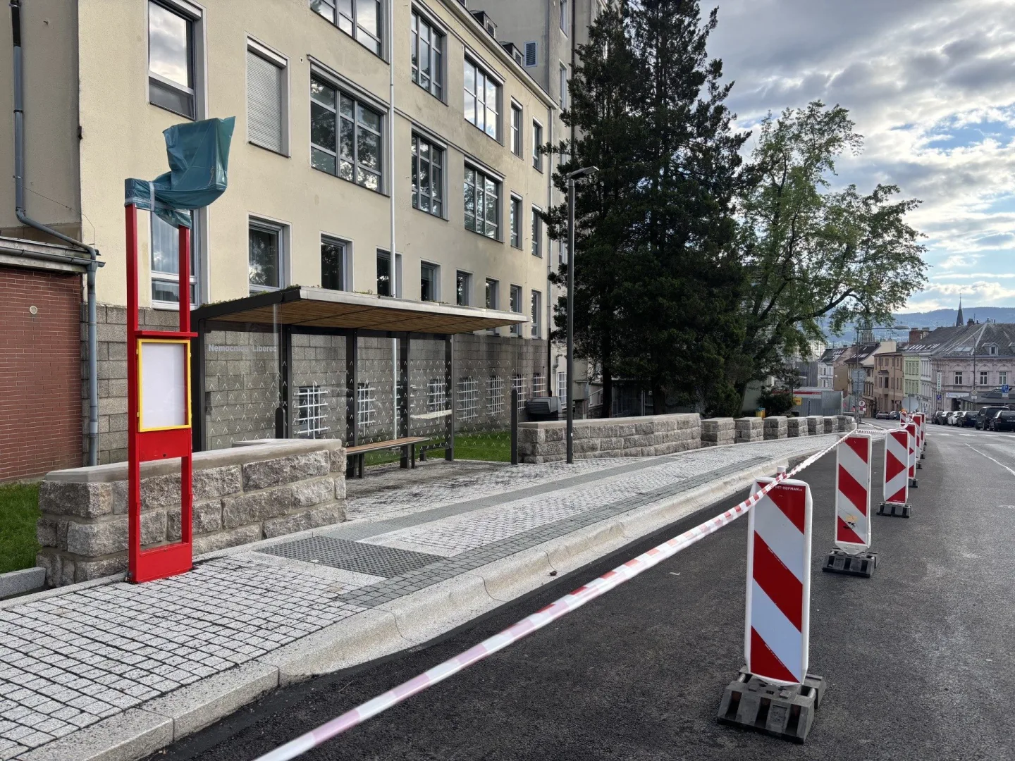Autobusová zastávka u nemocnice stále neslouží cestujícím. Čeká se na kolaudaci