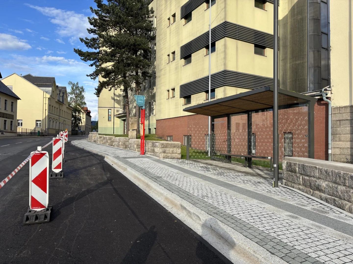 Autobusová zastávka u nemocnice stále neslouží cestujícím. Čeká se na kolaudaci